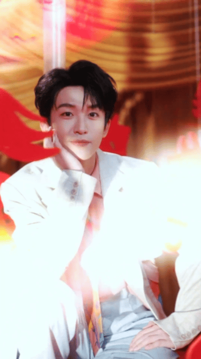 别人坐旋转木马黄子弘凡自转木马江苏卫视春晚 救命！黄子弘凡坐旋转木马直接开启“马