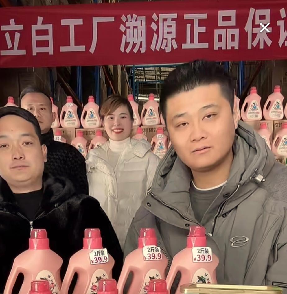 朱进能顶住弟弟在网上诋毁他的压力，坚持开播带货，足见其心理素质之过硬。弟弟在一旁