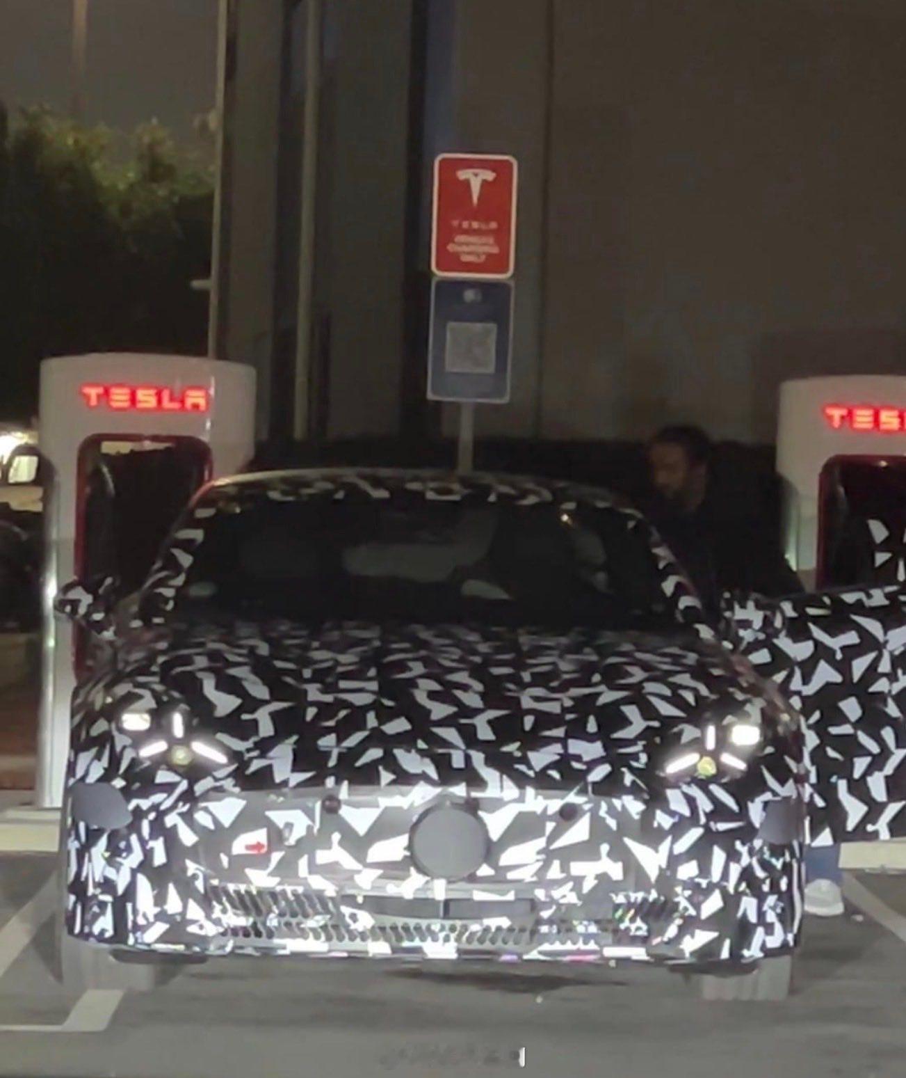 一辆奔驰原型电动车在特斯拉超充站充电新能源汽车特斯拉奔驰 ​​​