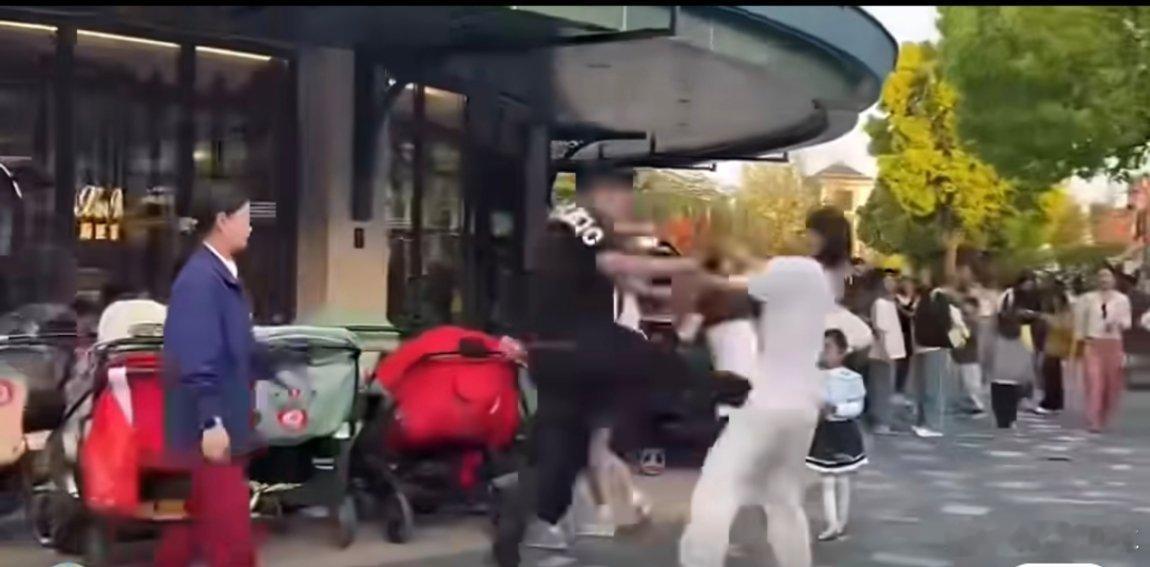 这两天抽烟这个事儿讨论度非常高，我想说的是：不要试图劝人不要抽烟，因为这事儿跟对