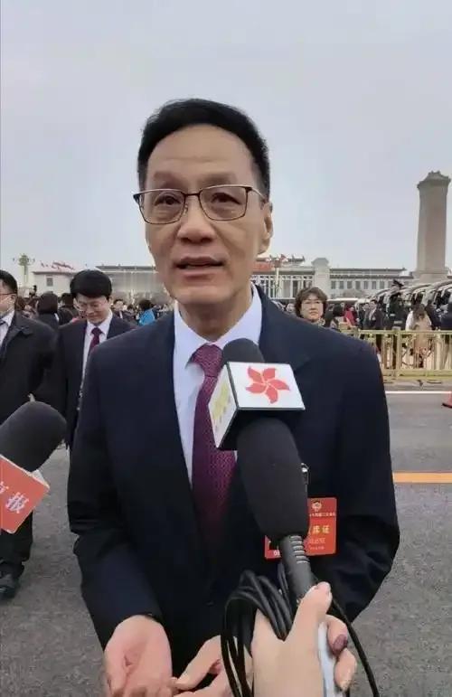 冯远征的“害怕”

记者问冯远征娱乐圈最怕谁，他直言最怕梅婷。每次相见，都让他汗