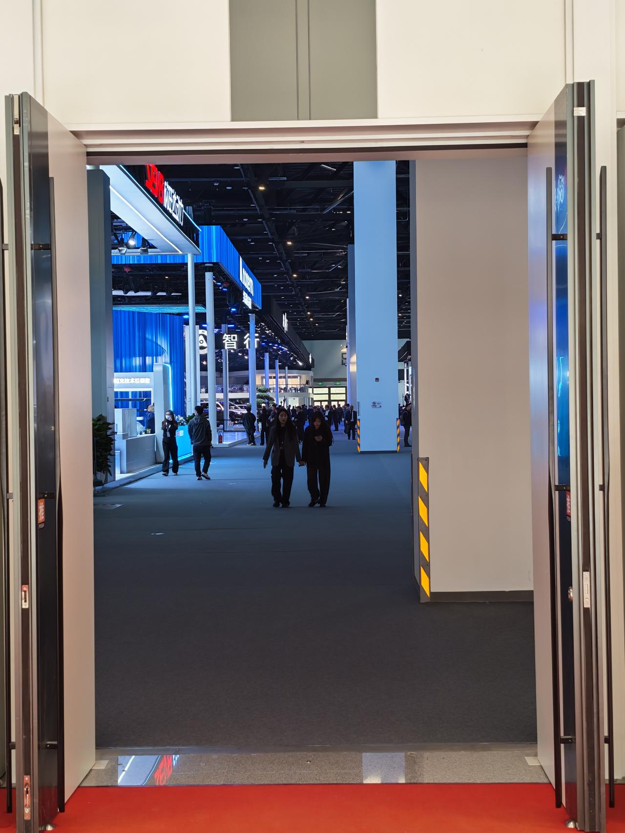 感觉好几年都没来看车展了。

如果你在90年代就喜欢车，喜欢看企业品牌大战，然后