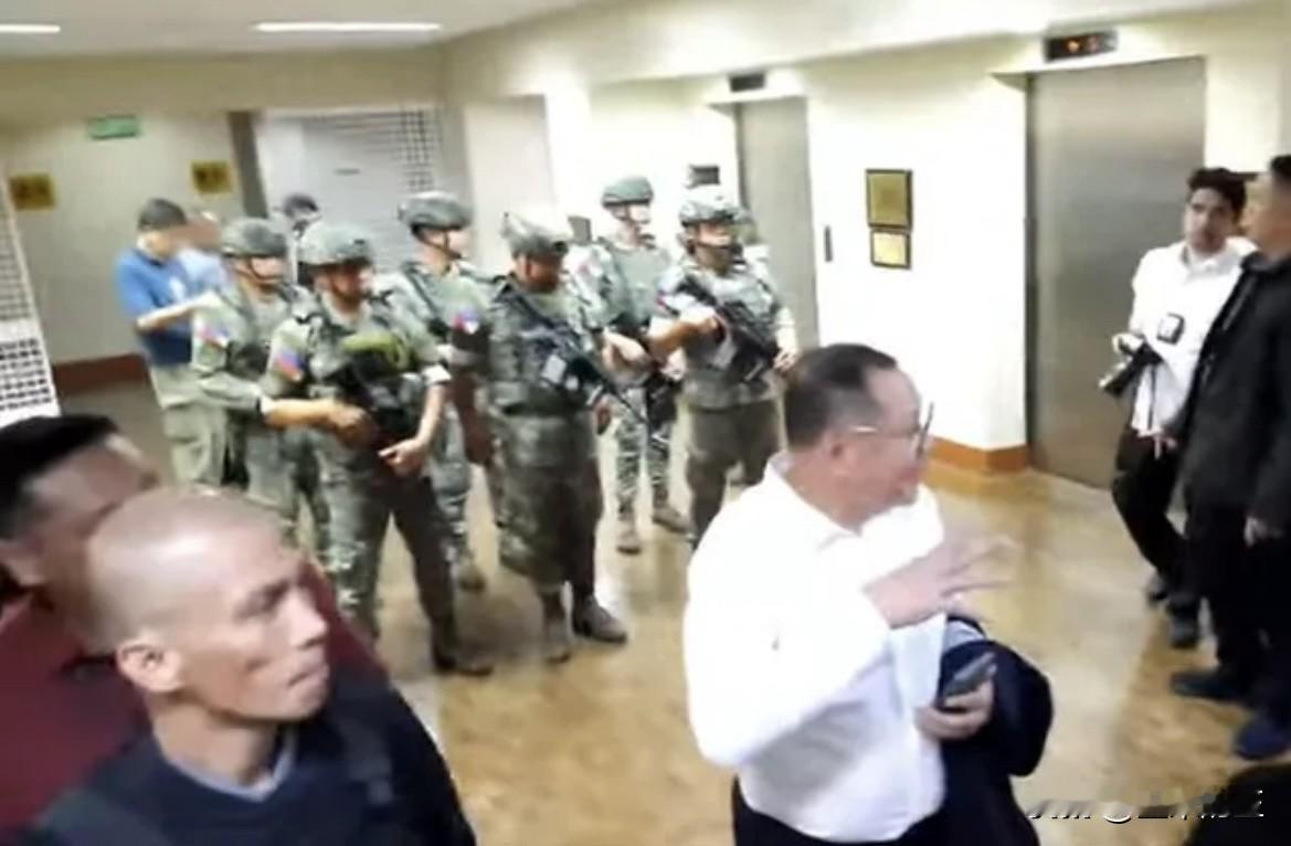 周三晚间，随着菲律宾参议院警卫长宣布封锁大楼，参议院内传出枪声。
其工作人员还通