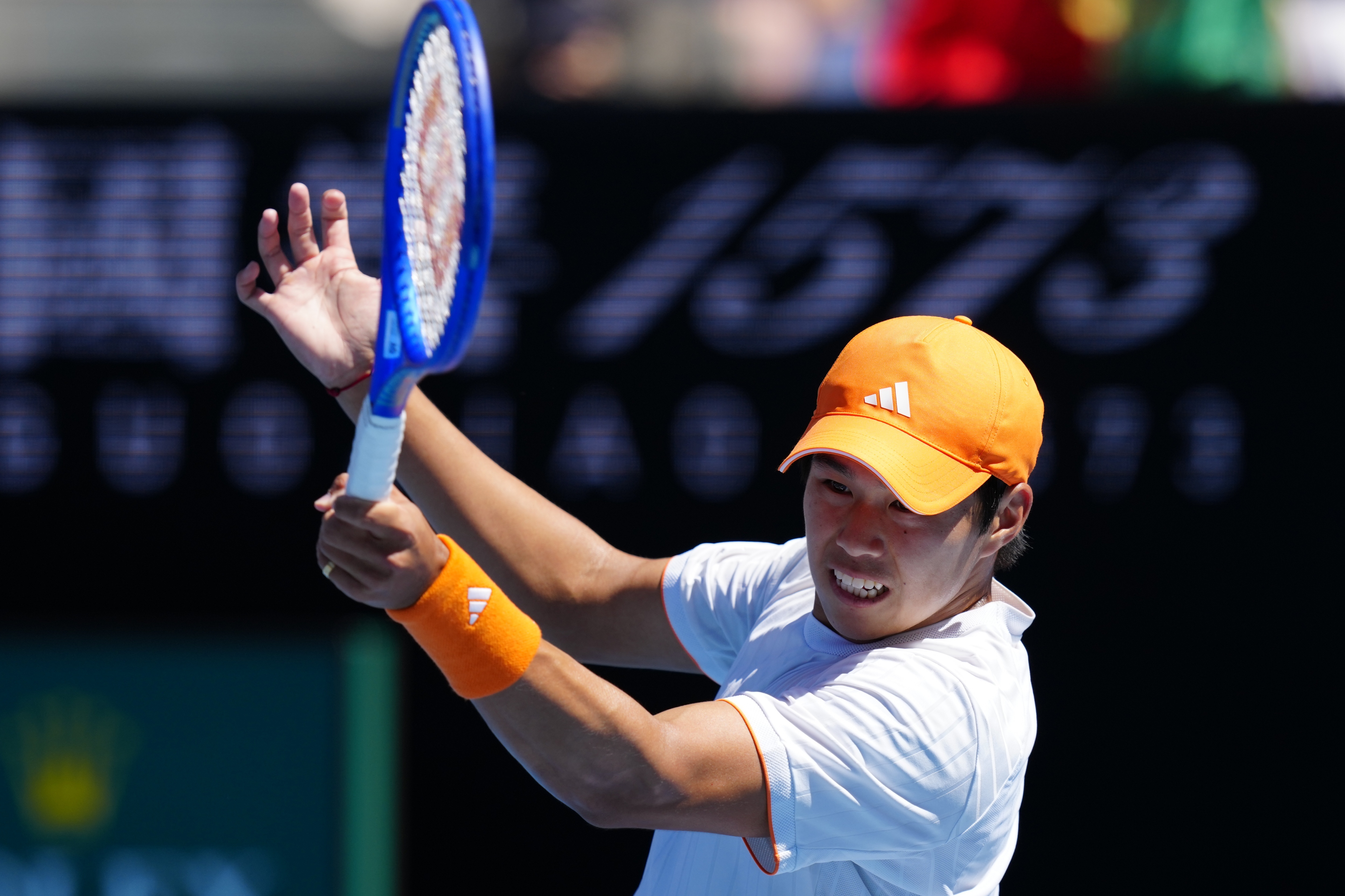 勒纳·钱6-4/6-0/6-3横扫梅德韦杰夫，首进大满贯八强！梅总旧仇未报又添新