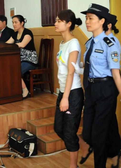 2009年，这是“烈女”邓玉娇法庭受审的照片，她面容清秀、高挑瘦弱，谁知她竟能反