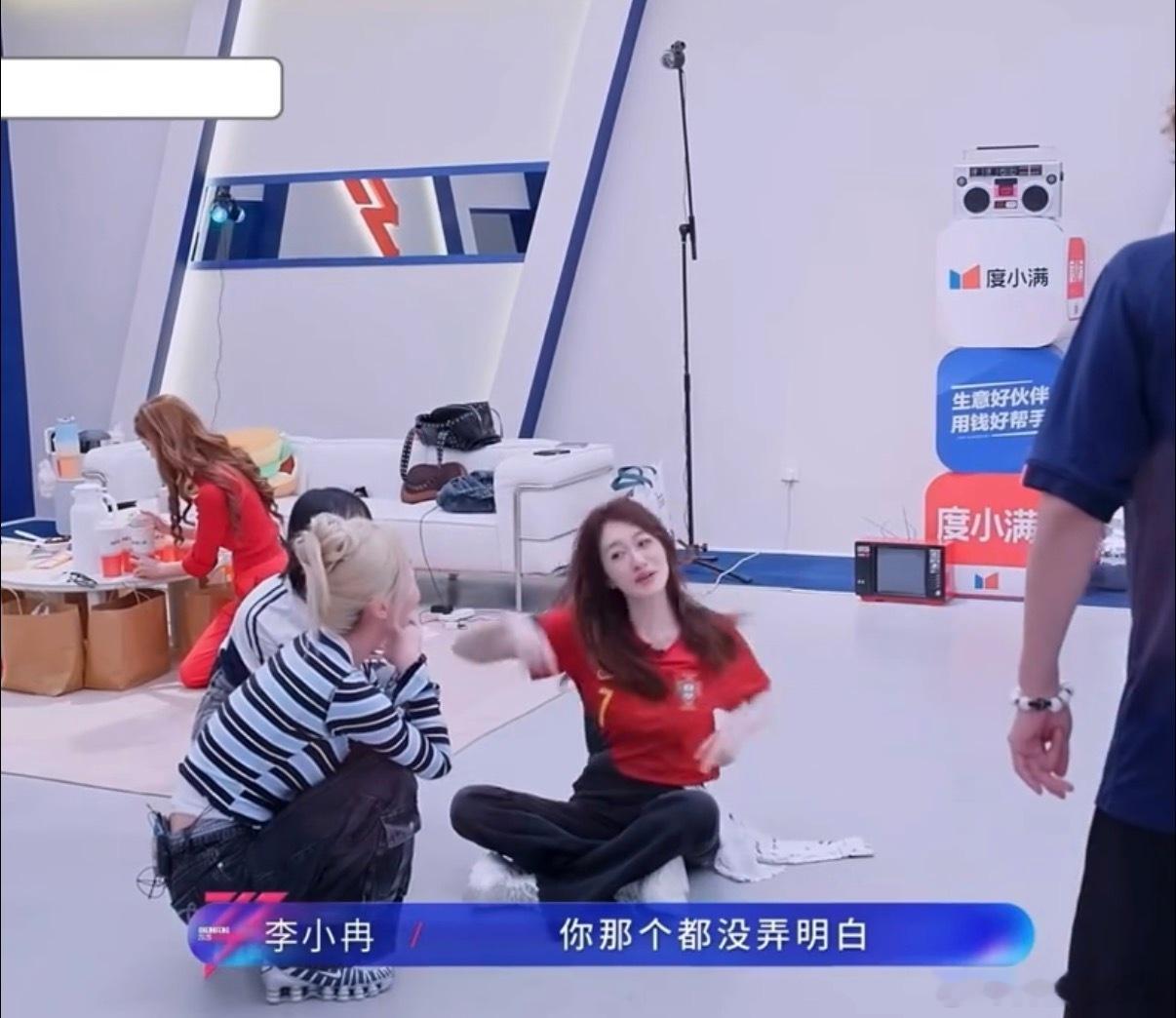 王濛小学生式告状 王濛在《乘风2026》里告状也太逗了！和李小冉讨论舞蹈动作跟拌