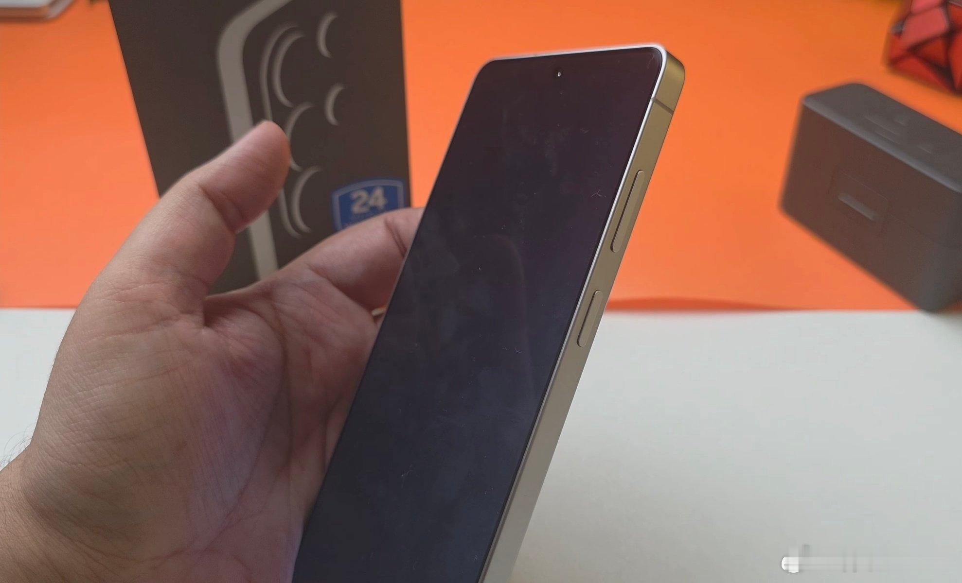 不知道是不是防窥膜的热销让厂商觉得隐私保护是痛点，所以才有厂商做硬件级防窥屏。好