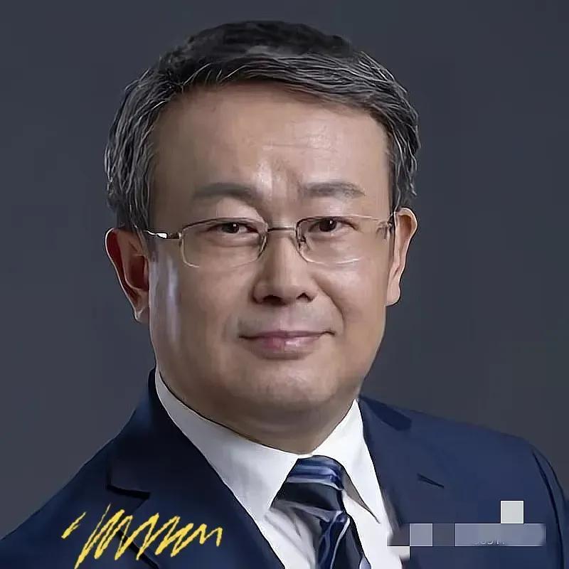 项立刚这话问得真够犀利：
女生盯着男生隐私部位
拍了一个多小时，最后挨处分的反倒