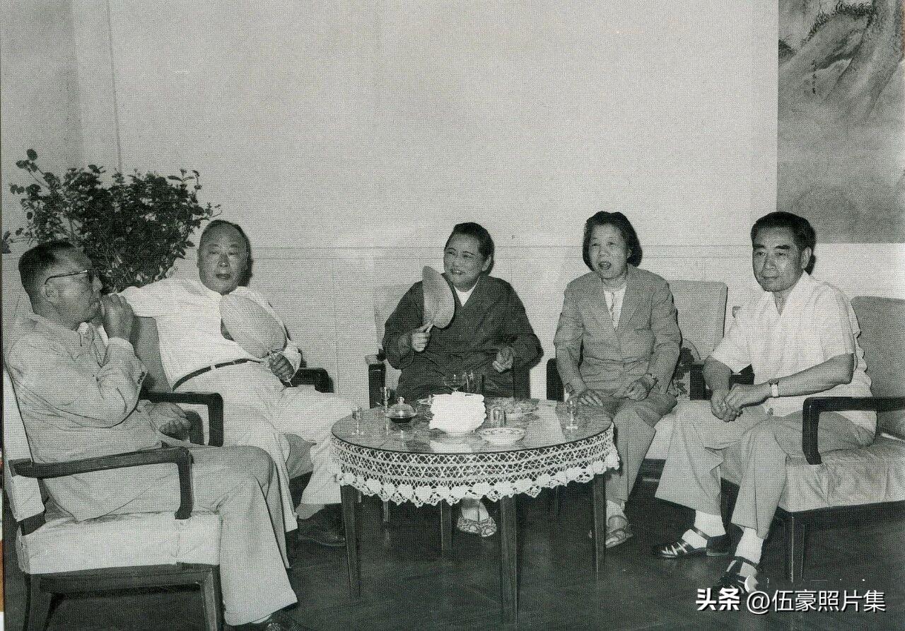 1963年6月14日，周恩来、宋庆龄、陈毅、聂荣臻、邓颖超在庆祝中国福利会成立3