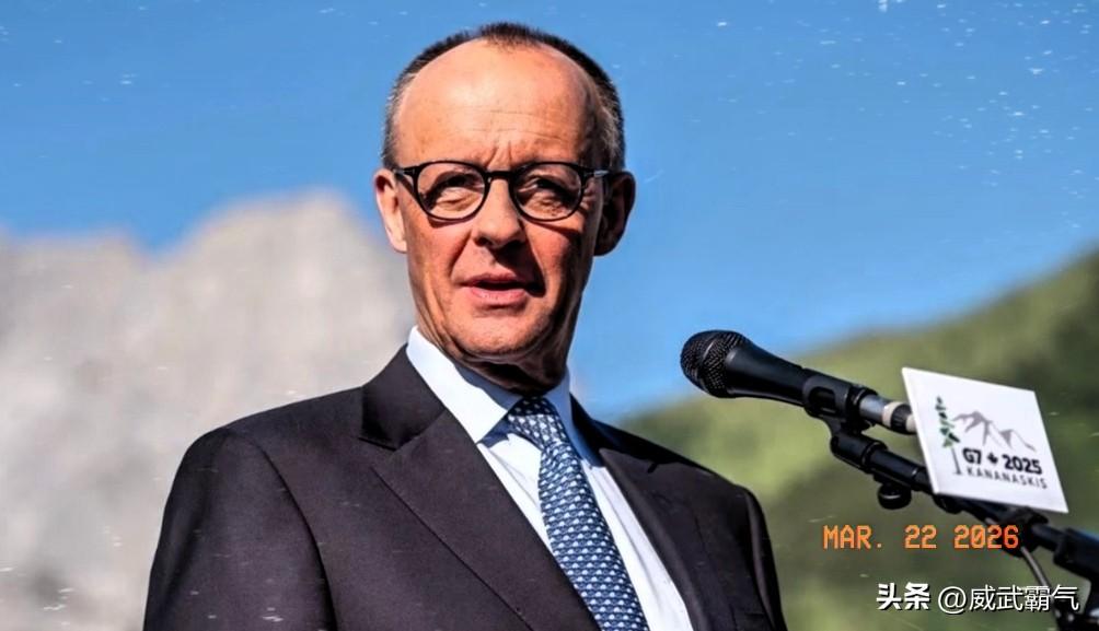 德国总理默茨，这次是真的被逼急了。
他在记者会上，一个字一个字地往外蹦：“今天在