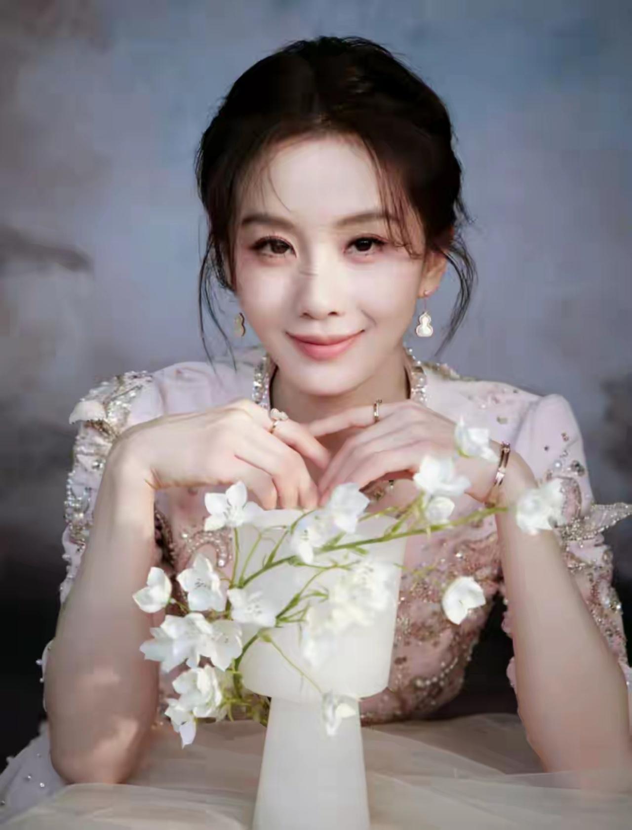 刘诗诗把 “中式留白美” 穿成了艺术！