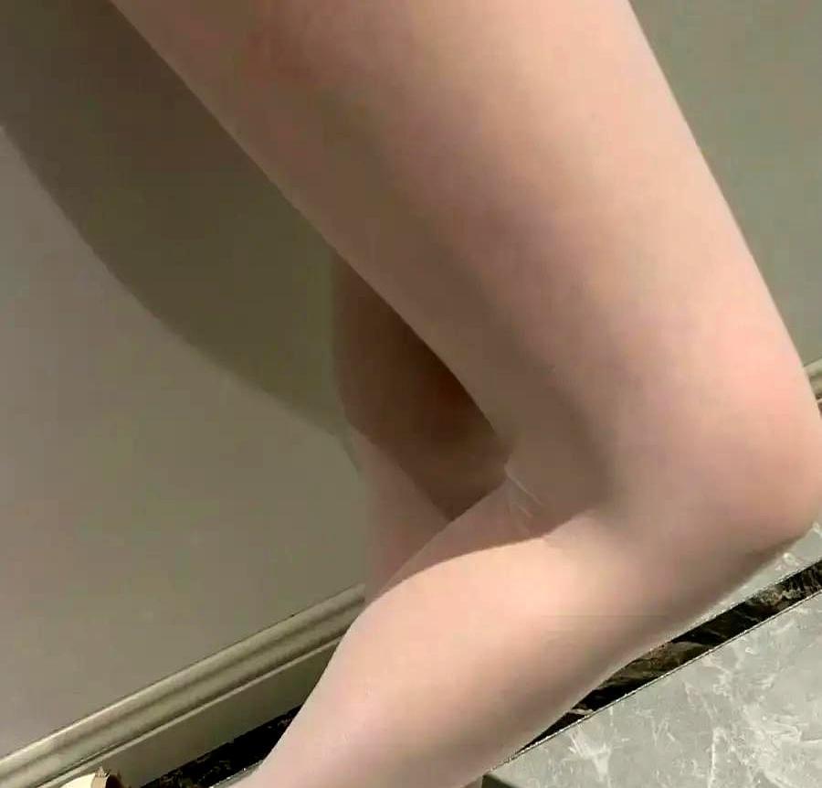 Tod's那双红钉豆豆鞋，1979年蹦出来，现在还在蹦。
 
50年没变脸，靠的