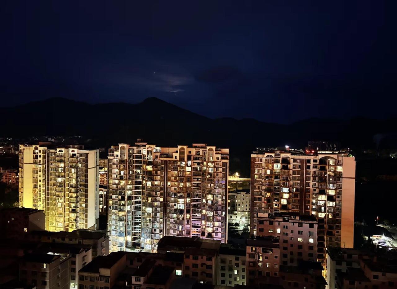 贵州你要实在不行、你就直接入秋吧！ 这夏天咱不过也罢  我都不敢说我冷、我怕她们