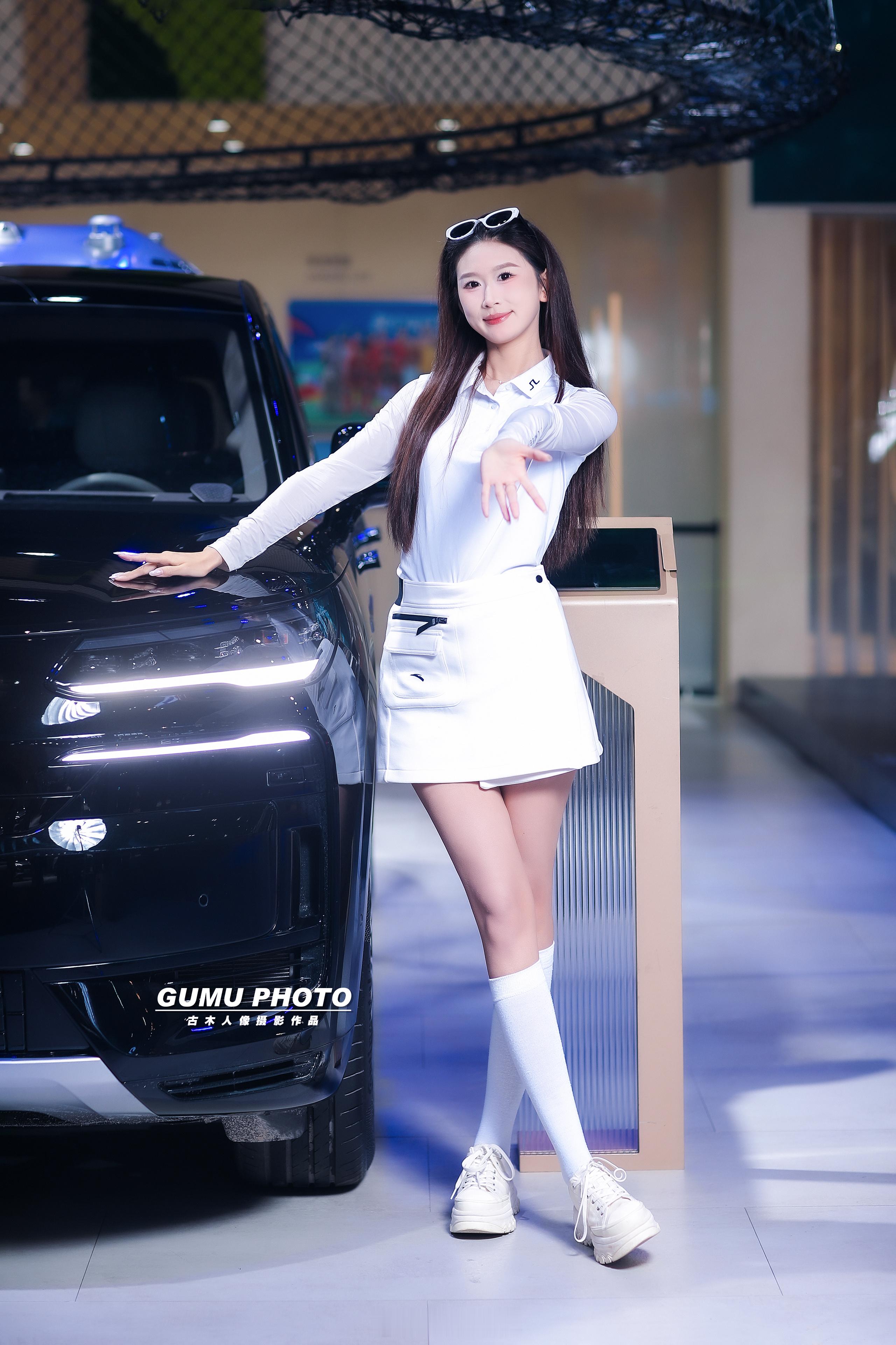 2025重庆汽车消费节腾势展台模特小姐姐2025重庆汽车消费节 