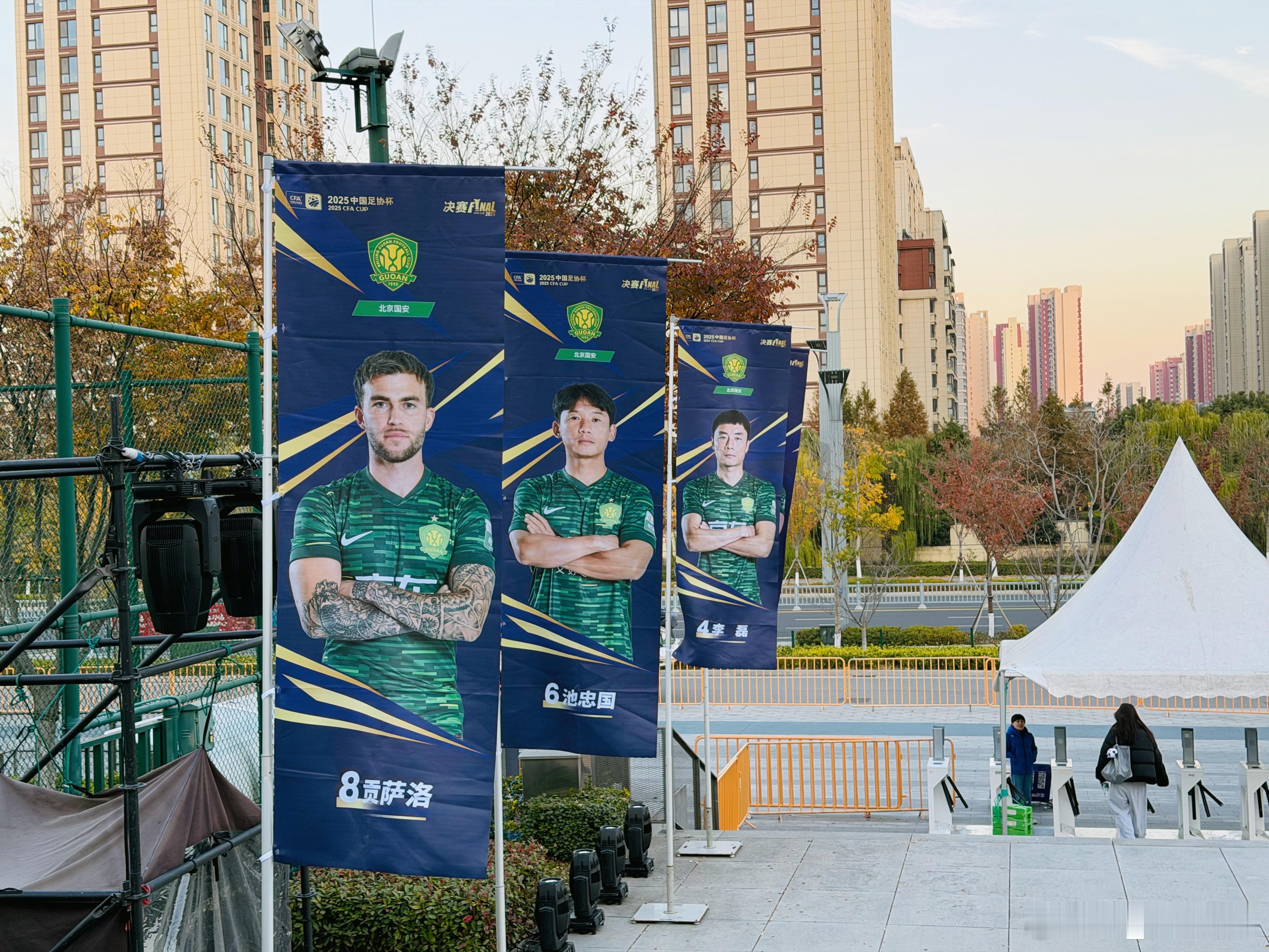 主队球迷入口的道旗元素由球员组成 