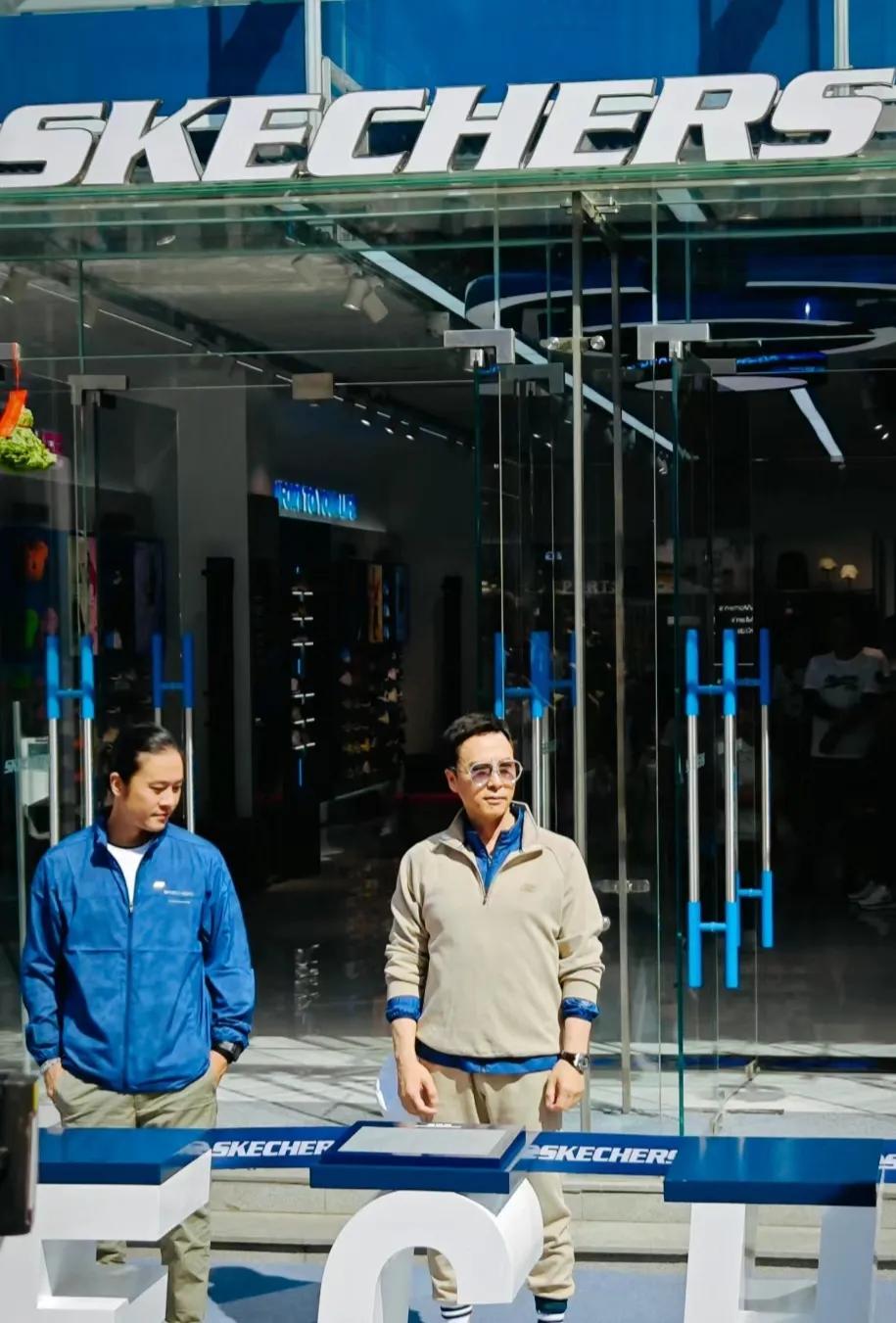 偶遇甄子丹出席活动，
这不是还是个30岁的小伙子吗？哪里有60岁了?[捂脸]
甄