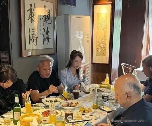 北京庆云楼老板屈店长请到黄仁勋到她店里就餐吃烤鸭，并拿下黄仁勋签名是“高情商博弈