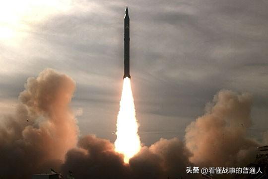 十六马赫急速破空，伊朗重型集束弹头直接撕裂特拉维夫防空网！五分钟急速点火升空，固