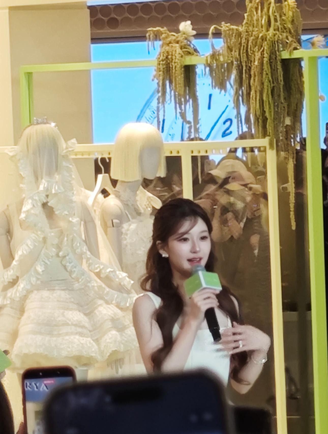 赵露思今日成都卓雅线下活动不愧是即将进组的脸部状态 