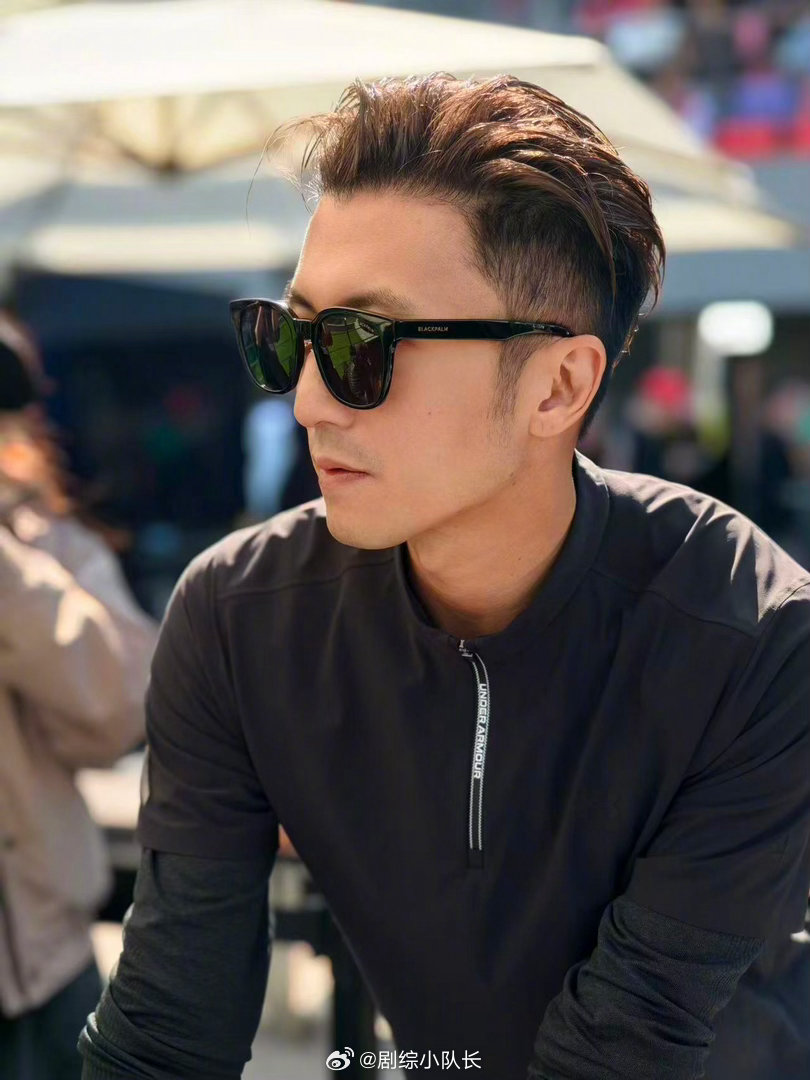 谢霆锋是上海F1001号车手 谢霆锋又解锁新身份了，这次是F1赛场上的车手。突然