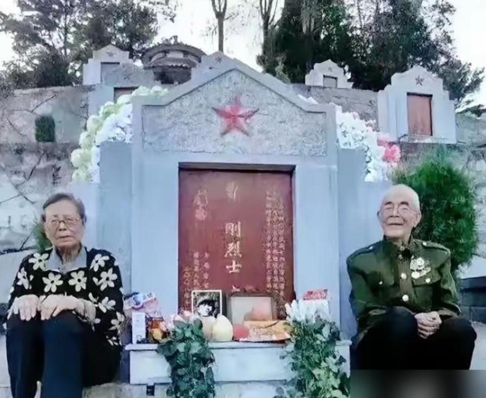 泪目了！2022年，两位老人感觉去日无多，趁有生之年千里迢迢来到儿子的墓前，他们