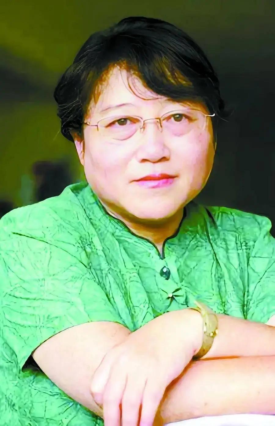 性学专家李银河说：“女人要明白，性不是爱，约会不是爱，拥抱不是爱，24小时聊天不