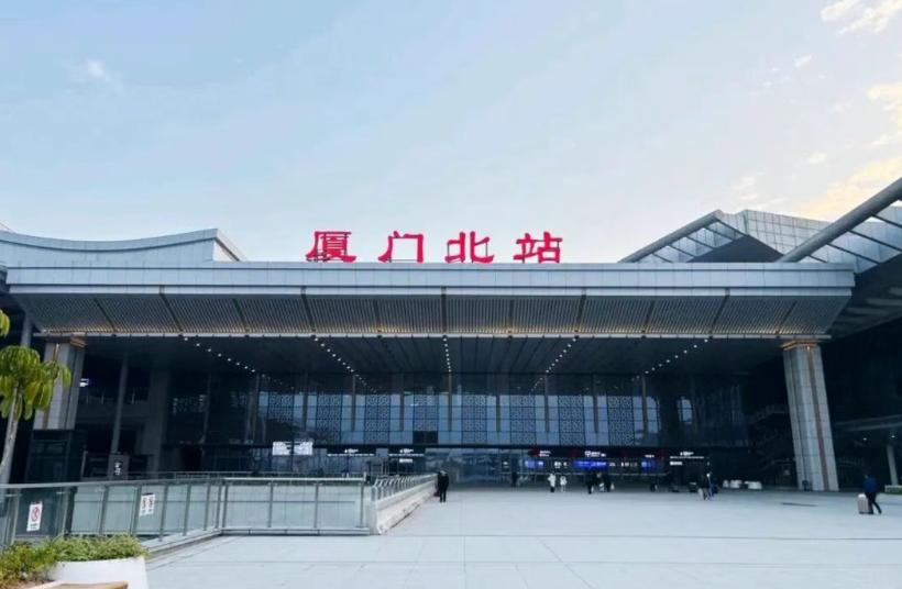 厦门，我国五个计划单列市中面积最小的城市，正规划建设五向高铁枢纽。
目前已建成福