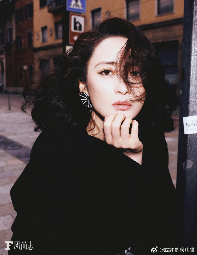 蒋勤勤酷飒风高智感被蒋勤勤的阿玛尼秀场造型惊艳，手工刺绣套装端庄又酷飒，大光明盘