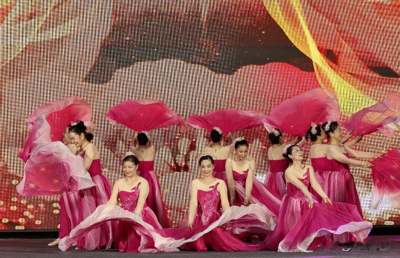 崇川区文化大串门季度专场文艺展演
在文峰广场精彩上演
本次演出
由中共南通市崇川
