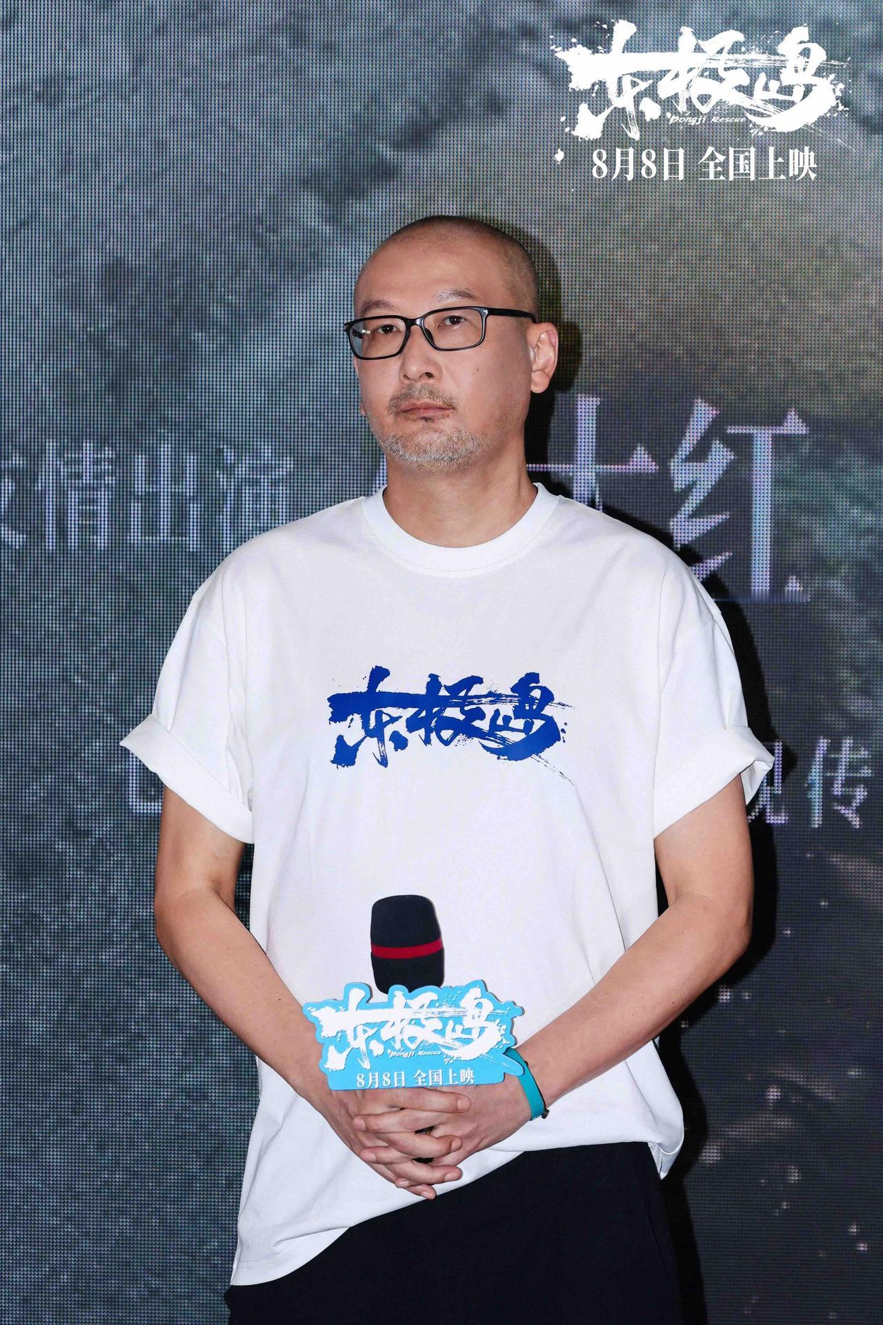 管虎拍摄的东极岛电影，有人觉得他再现中国渔民救助英国俘虏的故事是展现中国善良。可