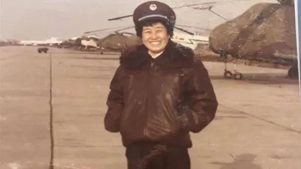 1964年，女飞行员被派去西北完成个秘密任务。结果她一下飞机，就被拉去拍照片。她