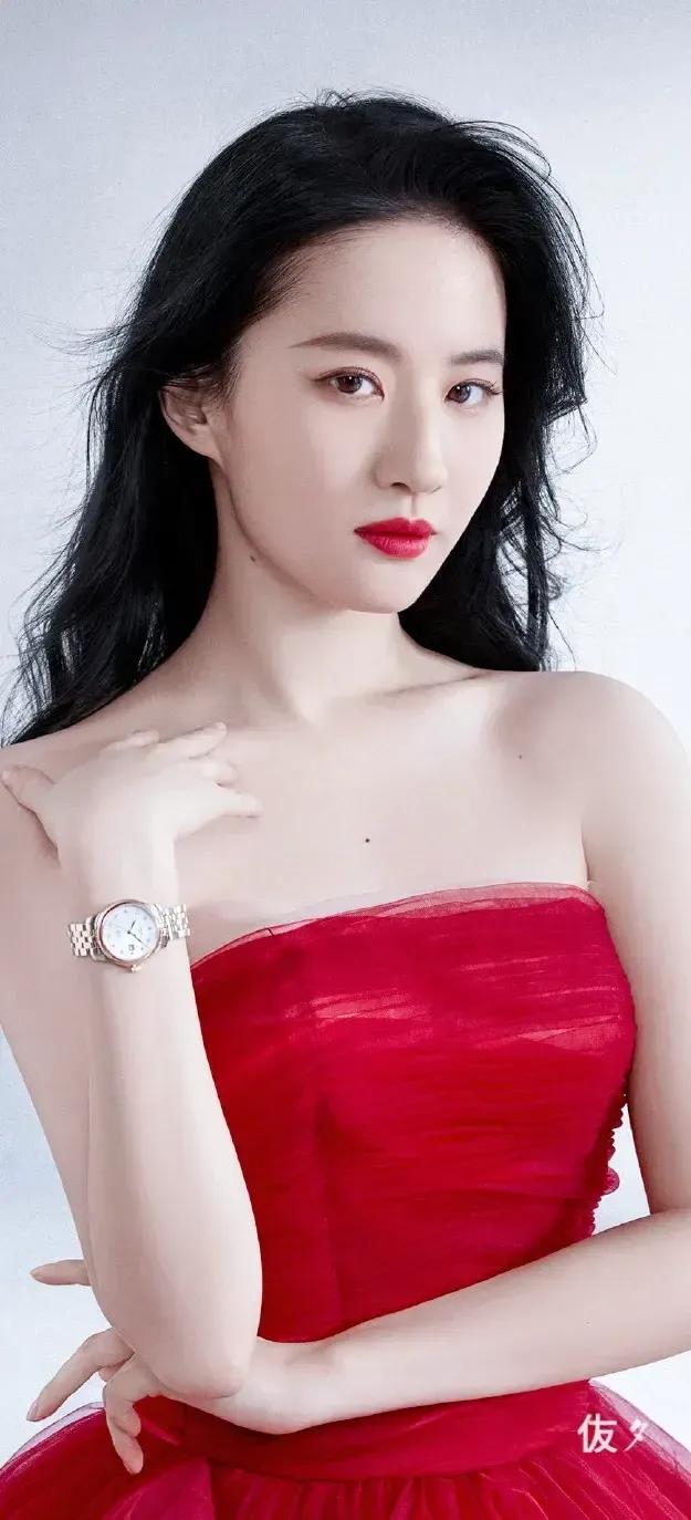 优雅红裙，尽显魅力！🌹✨