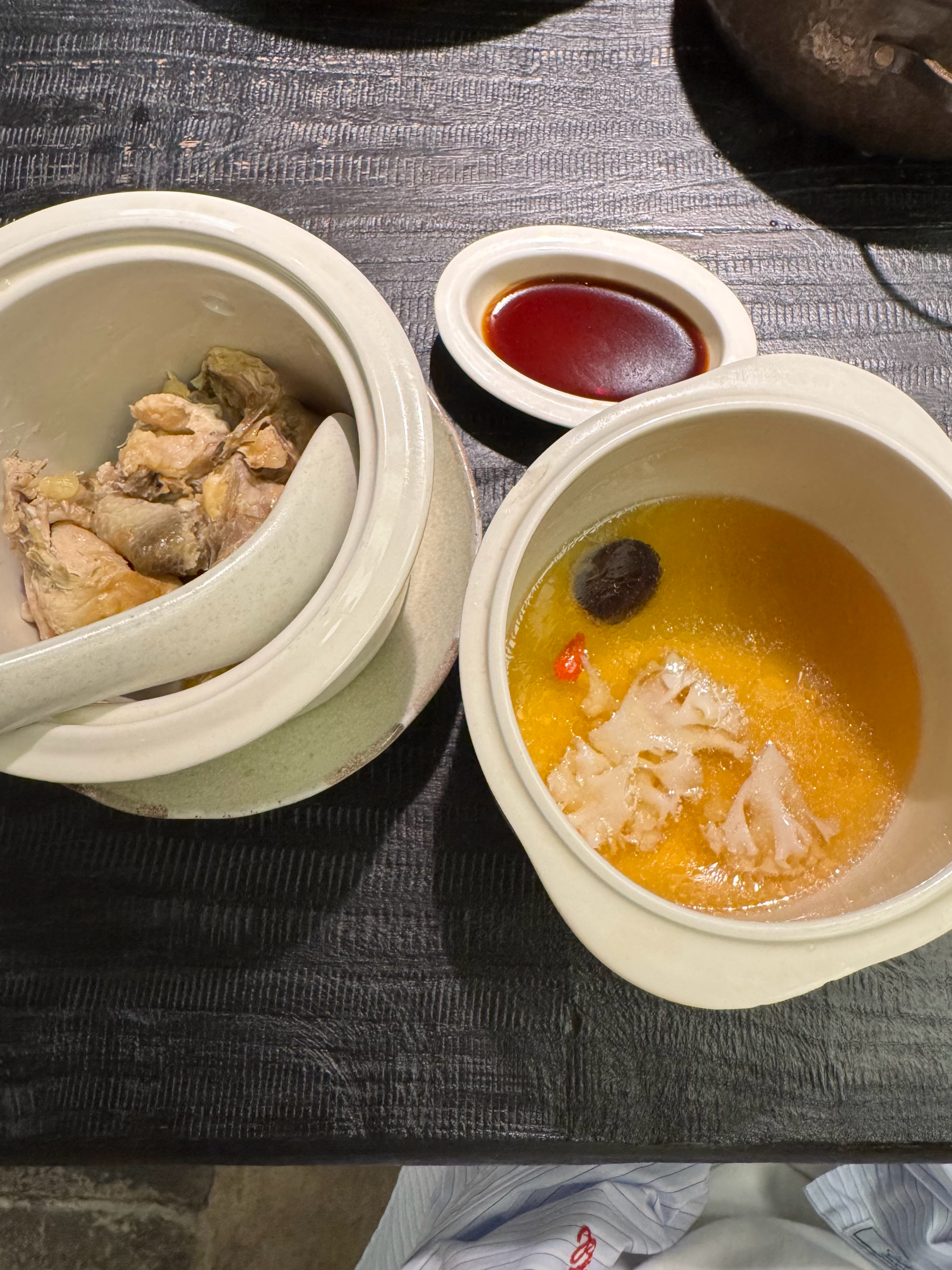 吃到了狠店狠菜面线糊绝了～地道～举着锅喝记得上次吃还是去泉州给教师班上课喝到的 