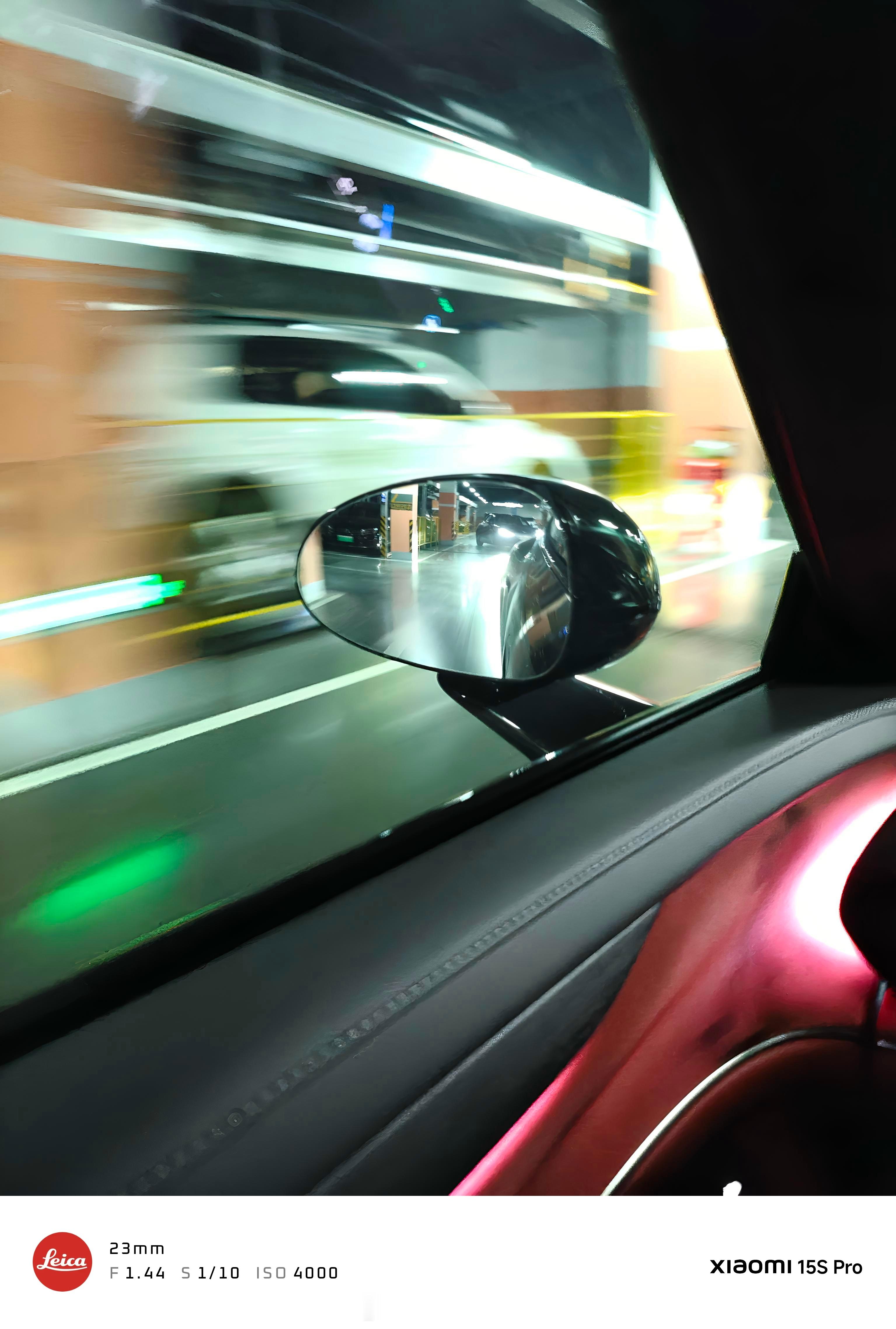 下地库时好巧后面也是一辆SU7。我还没降下机械车位。人家在专用车位都停完车了。