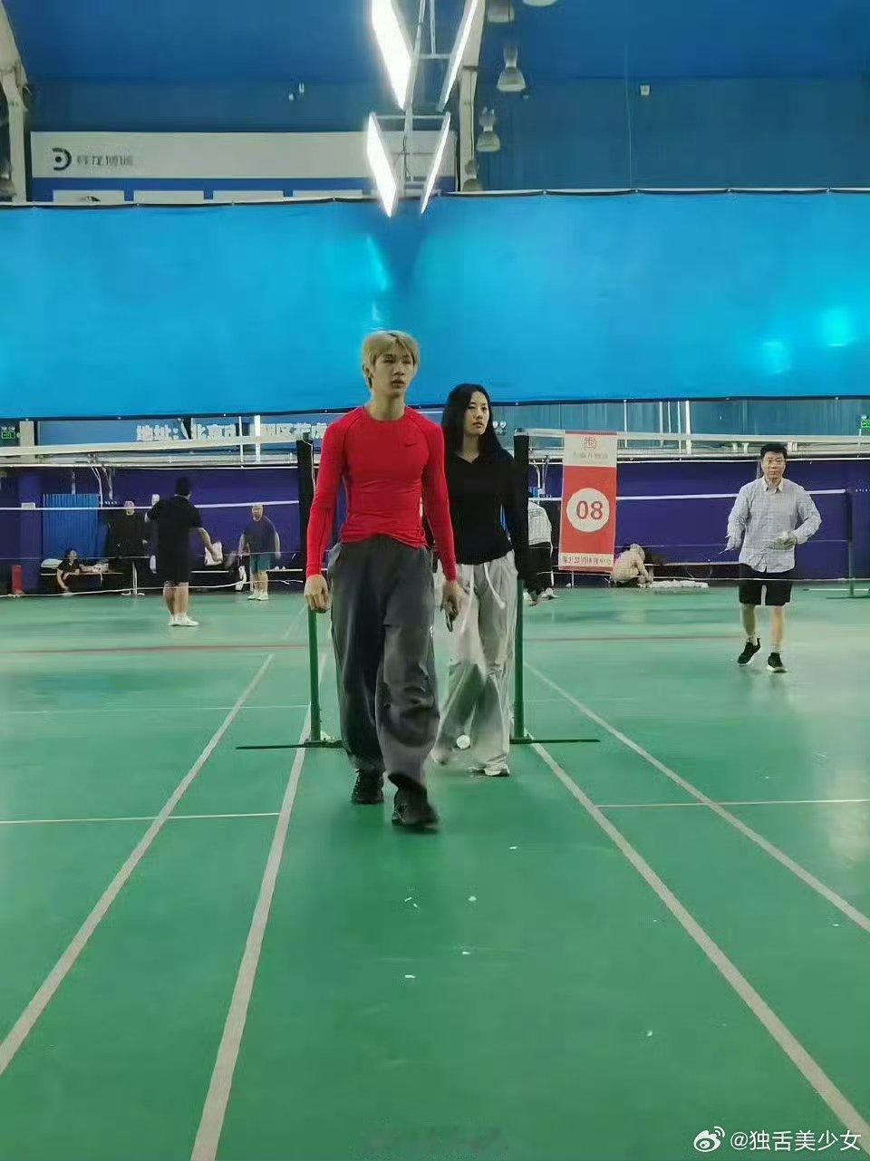 荣梓杉黄毛红秋衣荣梓杉冲女生身上杀球 造型亮眼与否无关紧要，关键是行为是否得体。