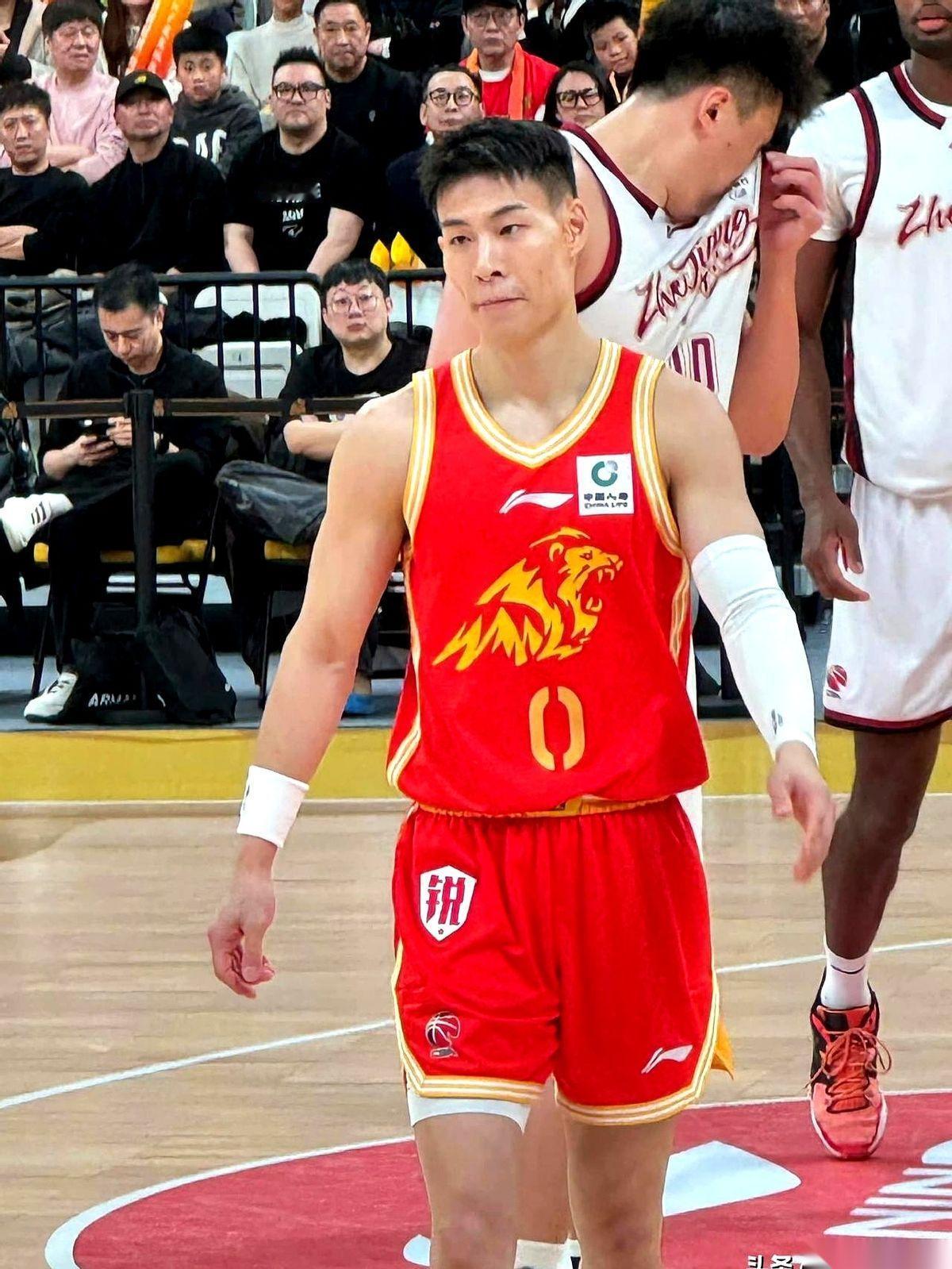 广厦后卫林秉圣，发了张夺冠照片。
底下有球迷留言：“对抗还是差点意思，回去特训一