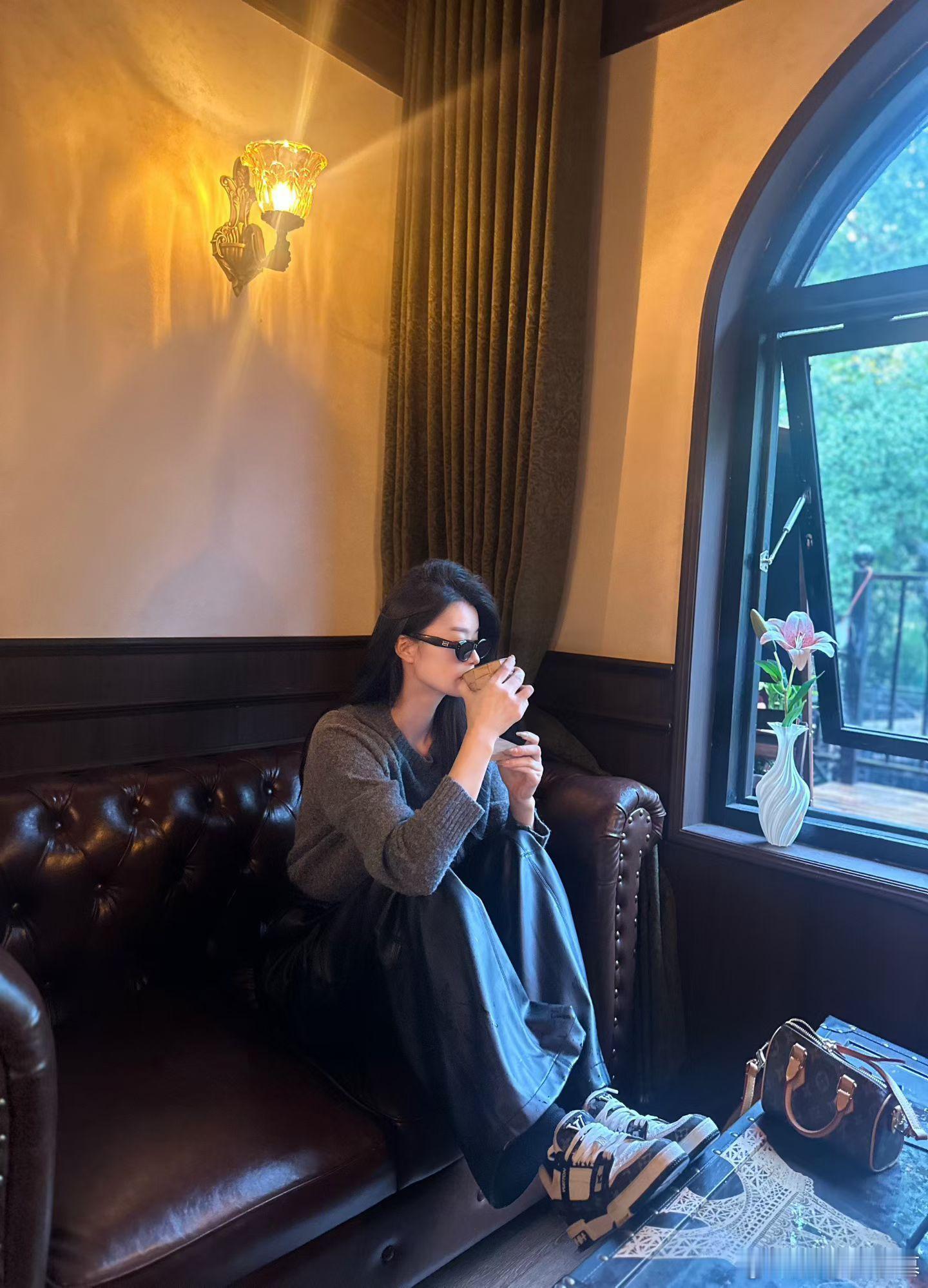 午盘没啥好说的，稳中有进，表现尚在预期范畴之内。市场呈现出清晰的风格特征-银行股