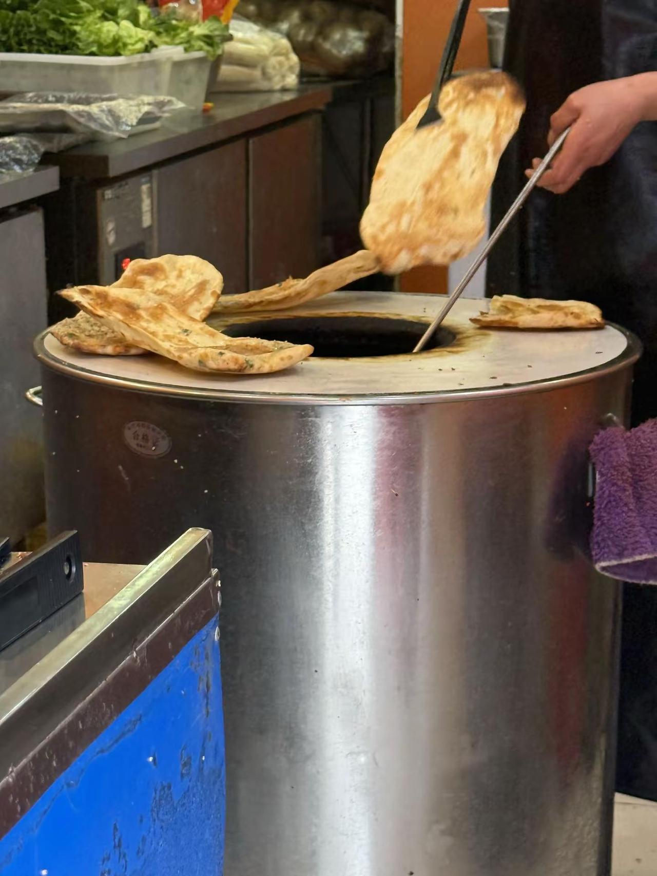 今天吃什么｜老尤家烧饼 这家店，是很多人从小吃到大的老味道。今天下班路过，总忍不