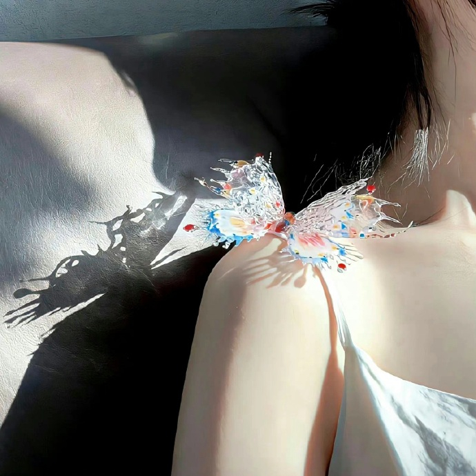 “  好好赚钱；好好爱自己，  生命没有同花顺，  人生的底牌永远是自己。” 