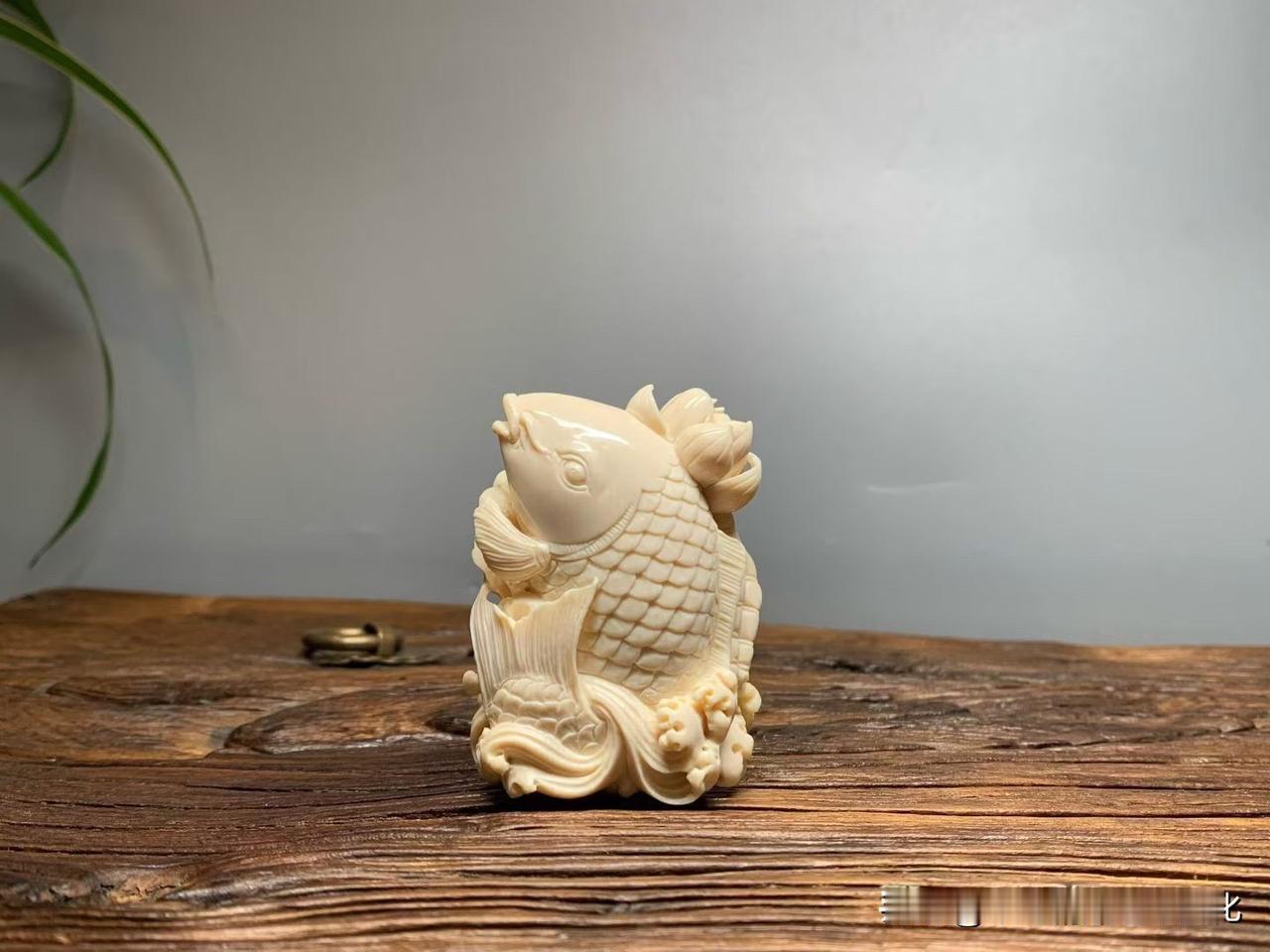 鱼跃，便有生气。

这一枚“年年有鱼”，以猛犸老料雕琢而成，鱼身丰润饱满，鳞片层