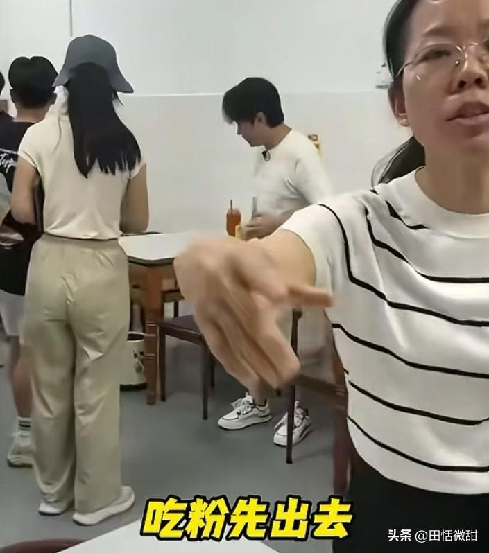 王祖蓝冲上热搜，在玉林吃个粉赶走其他食客。可以提前包场，但是把别人赶出去算怎么回