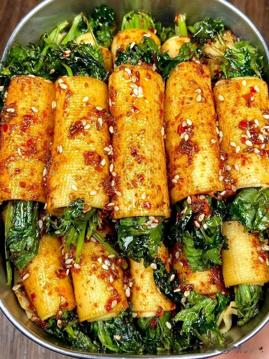 这个豆皮香菜卷，一下子眼前一亮呀！！老香了，焦香焦香的，刷上酱汁吃真的香辣爽口，