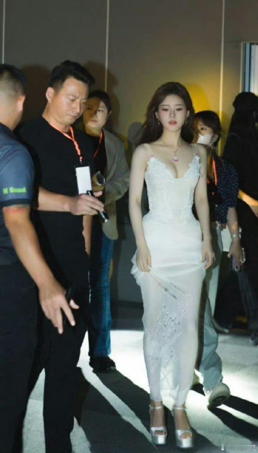 赵露思这个身材是真实的吗？ ​​​