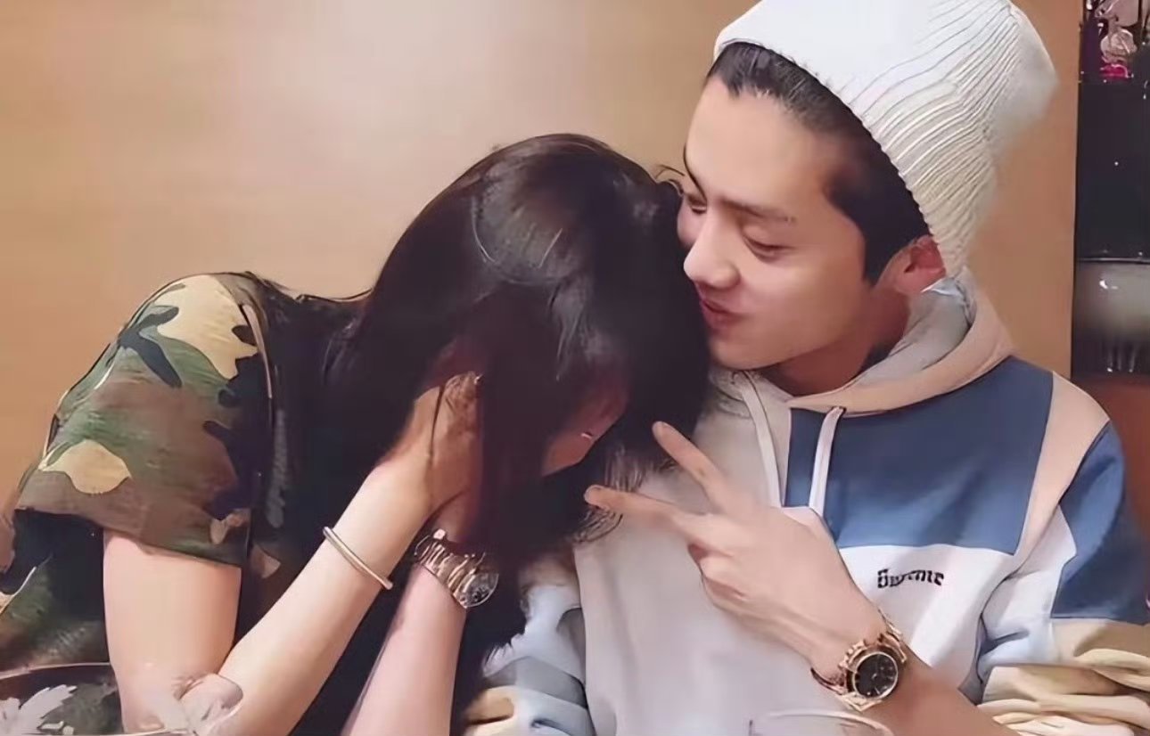 鹿晗 关晓彤当初高调官宣，震惊所有人！现在到底分手了，还是吵架冷战中，一直不给出