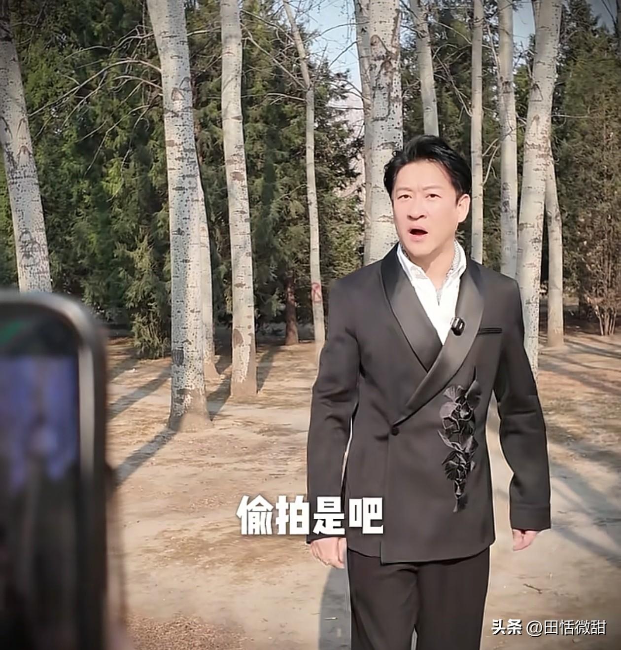 3月11日，曹云金与何云伟合作一段相声《扒马褂》。

何云伟找了半天马褂，没找到