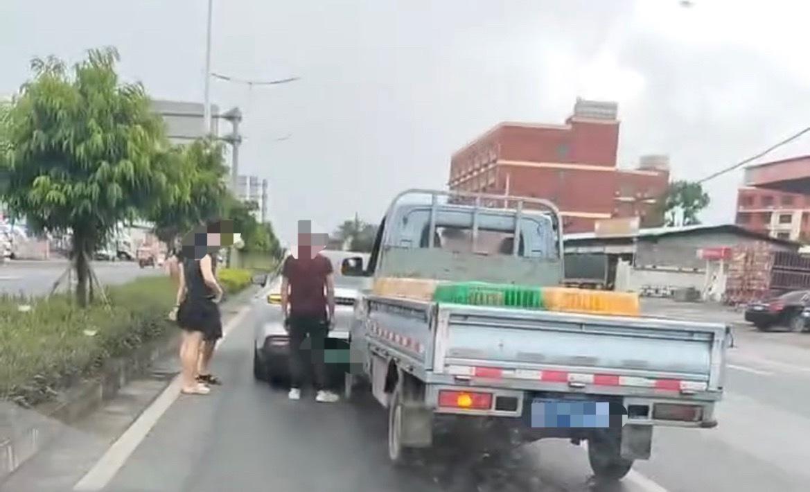 近日，玉林某高中路段新能源小车急刹致小货车追尾。 玉林