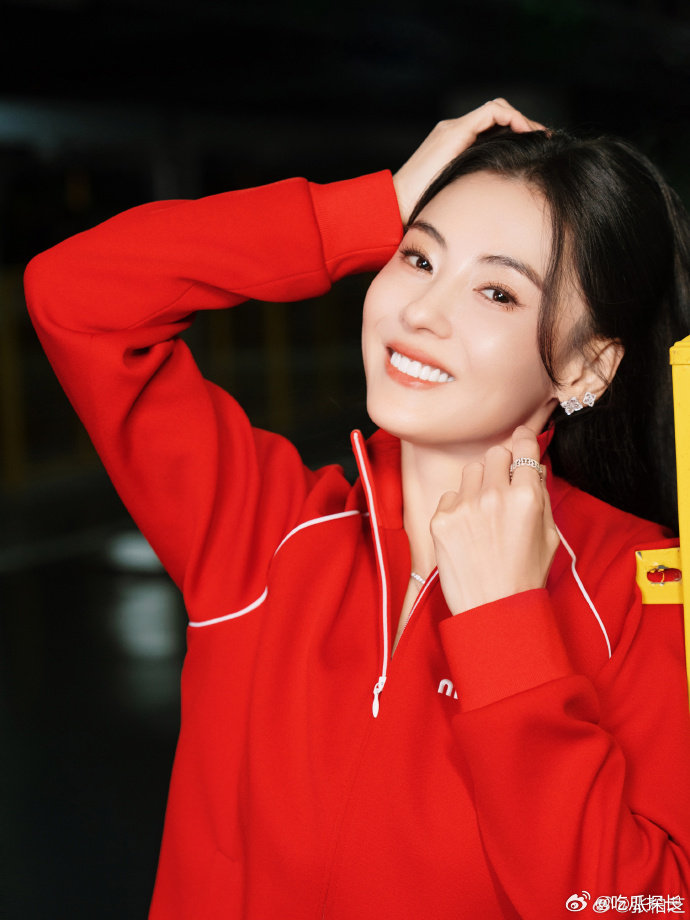 张柏芝元宵大片张柏芝元宵节营业状态也太绝了吧！红色运动服衬得人元气拉满，氛围感直