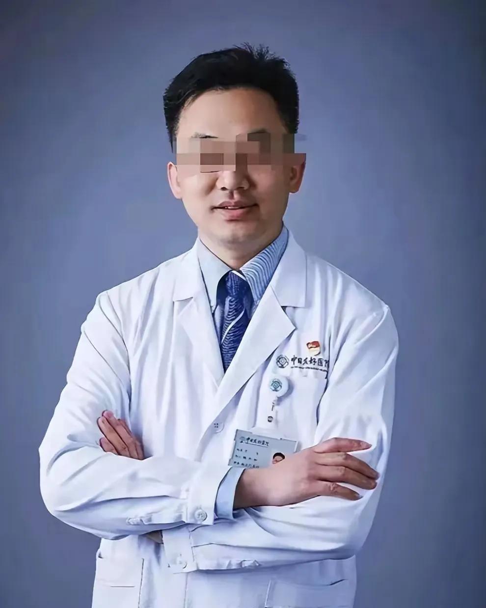 “心机男”肖医生离婚既要房子又要孩子，其实是精心布的局。
孩子是跟着26岁的后妈
