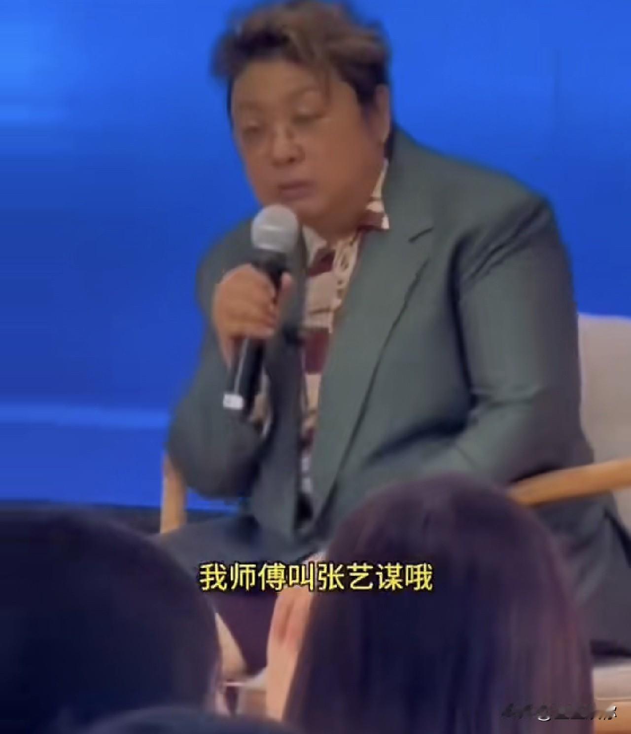 韩红又一次把自我吹嘘摆在台面上。谈起转型做导演，她直言自己本来不敢涉足，全靠命好