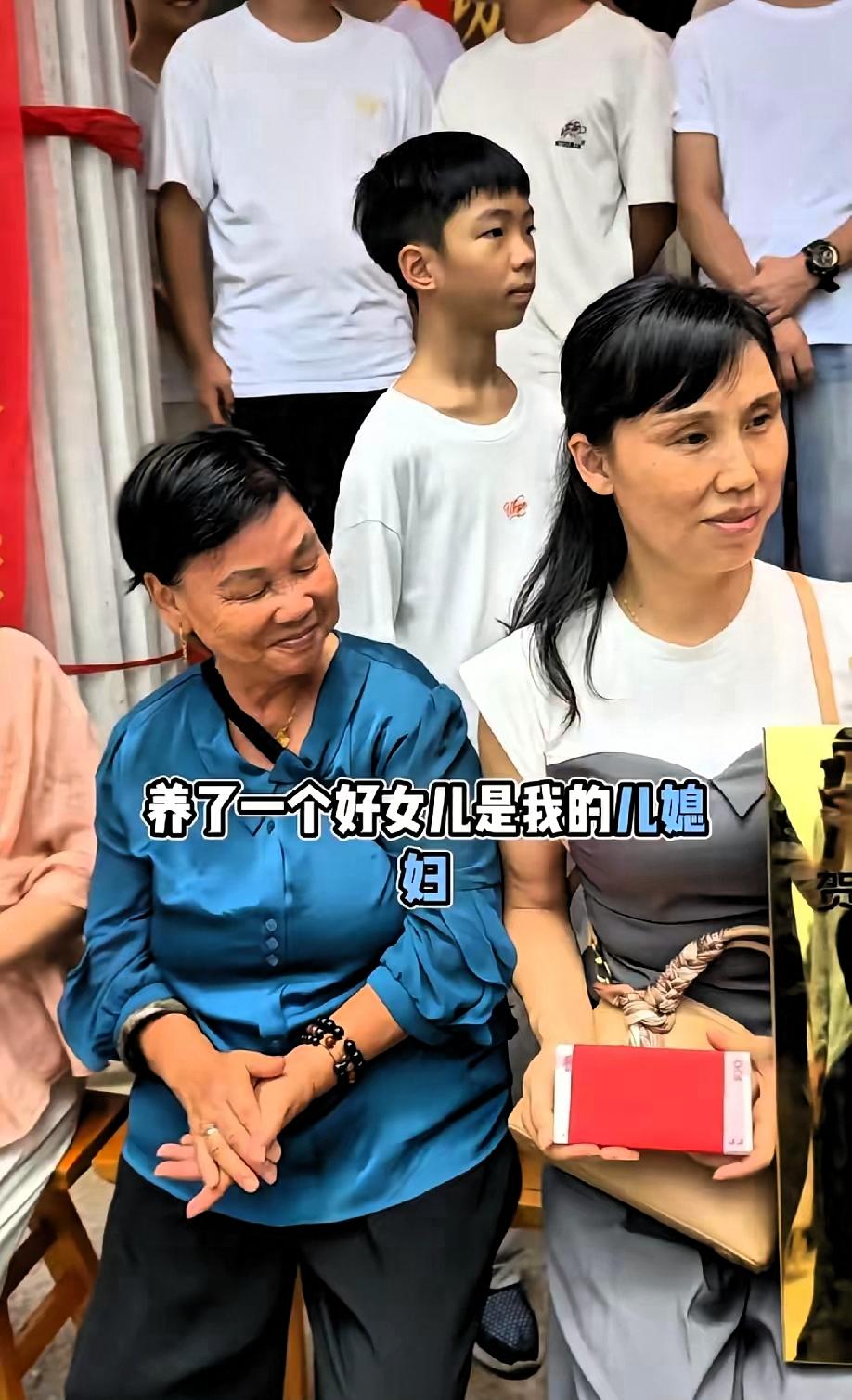 湖南，一位83岁老人，在孙子考上上海交大的升学宴上，竟然不按常理出牌，一开口没有